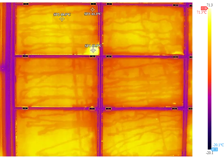 Wärmebild einer Photovoltaikanlage mit markiertem Hotspot