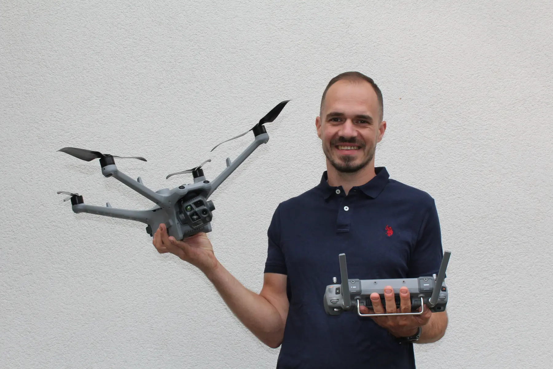 QopterVision-Inhaber Žan Zakošek-Legan mit professioneller Drohne